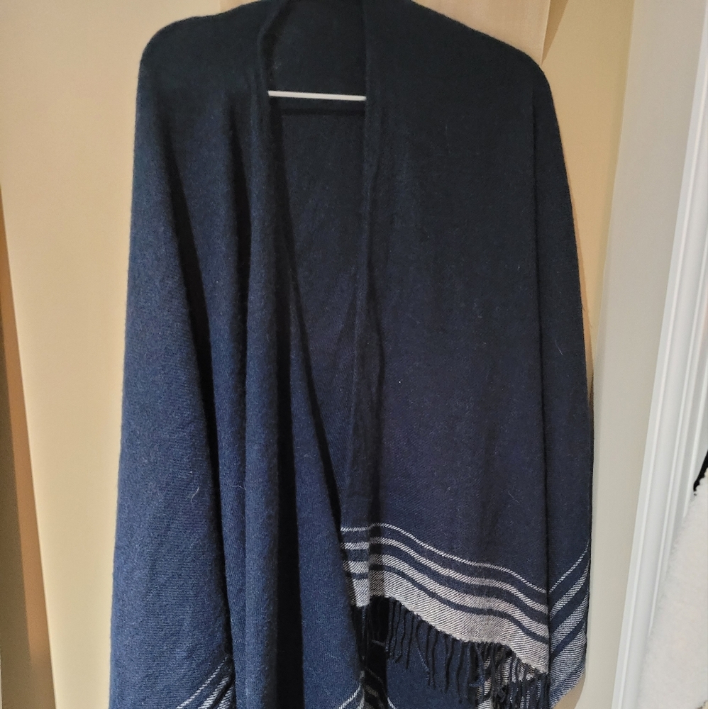 Uniqlo poncho in navy. OS